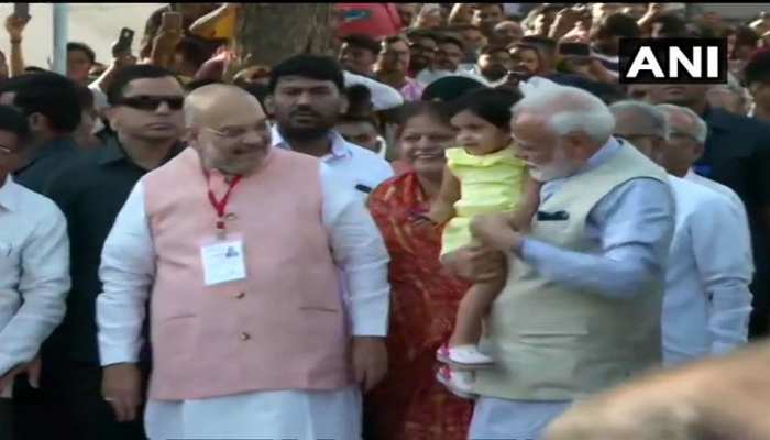 VIDEO: जब PM मोदी ने वोट करने से पहले अमित शाह की पौत्री को गोद में उठाया... VIDEO: जब PM मोदी ने वोट करने से पहले अमित शाह की पौत्री को गोद में उठाया...