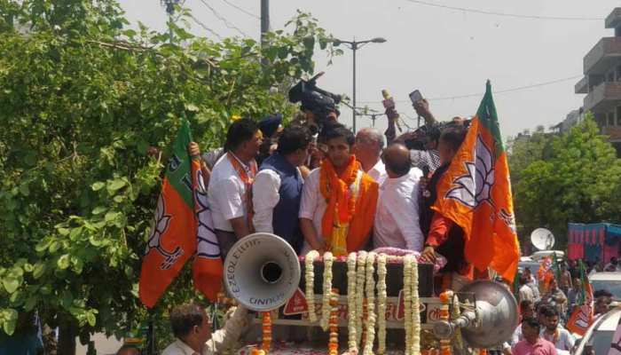 पूर्वी दिल्ली से BJP प्रत्याशी गौतम गंभीर का रोड शो, थोड़ी देर में दाखिल करेंगे नामांकन पूर्वी दिल्ली से BJP प्रत्याशी गौतम गंभीर का रोड शो, थोड़ी देर में दाखिल करेंगे नामांकन