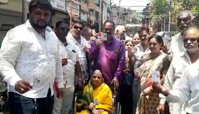 मतदाता जागरुकता की मिशाल बना पुणे का यह परिवार, 27 सदस्यों के साथ पहुंचा वोटिंग करने मतदाता जागरुकता की मिशाल बना पुणे का यह परिवार, 27 सदस्यों के साथ पहुंचा वोटिंग करने