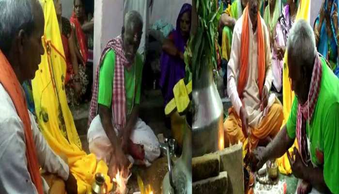 65 साल के वृद्ध ने कपास की लकड़ी के साथ रचाई शादी, वजह जानकर हो जाएंगे हैरान 65 साल के वृद्ध ने कपास की लकड़ी के साथ रचाई शादी, वजह जानकर हो जाएंगे हैरान