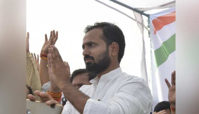 भरी सभा में बोले कांग्रेस नेता- 'BJP वाला आए, तो उसे पोलिंग बूथ से भगा देना और वोट ठोक देना' भरी सभा में बोले कांग्रेस नेता- 'BJP वाला आए, तो उसे पोलिंग बूथ से भगा देना और वोट ठोक देना'