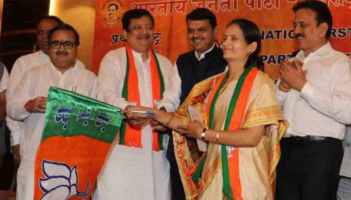 लोकसभा चुनाव 2019: NCP छोड़ बीजेपी में आईं भारती पवार दिंडोरी सीट से हैं मैदान में लोकसभा चुनाव 2019: NCP छोड़ बीजेपी में आईं भारती पवार दिंडोरी सीट से हैं मैदान में