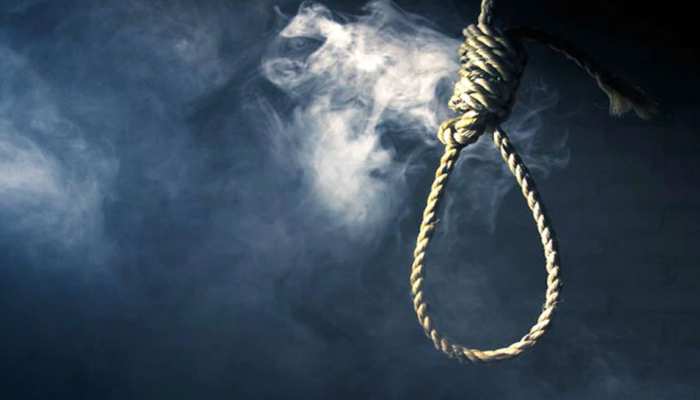 मेरठ: 4 पेज का सुसाइड नोट छोड़ फंदे पर लटका पूर्व पार्षद, जांच में जुटी पुलिस मेरठ: 4 पेज का सुसाइड नोट छोड़ फंदे पर लटका पूर्व पार्षद, जांच में जुटी पुलिस