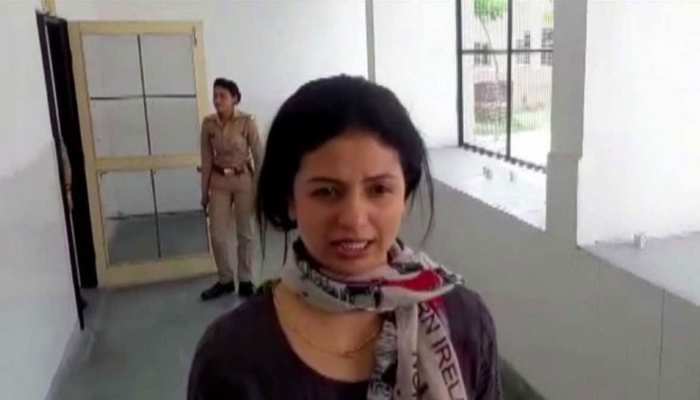 अमरोहा: क्रिकेटर मोहम्मद शमी की पत्नी ने फिर खड़ा किया बखेड़ा, हुईं गिरफ्तार अमरोहा: क्रिकेटर मोहम्मद शमी की पत्नी ने फिर खड़ा किया बखेड़ा, हुईं गिरफ्तार