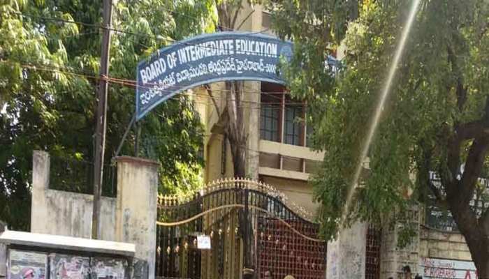 स्टूडेंट को मिलने थे 99 नंबर, लेकिन दे दिया '0', स्कूल ने टीचर को नौकरी से निकाला स्टूडेंट को मिलने थे 99 नंबर, लेकिन दे दिया '0', स्कूल ने टीचर को नौकरी से निकाला