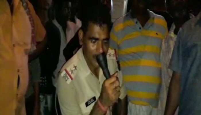 बिहार : गुप्त सूचना के आधार पर छापेमारी करने पहुंची पुलिस टीम को ग्रामीणों ने बनाया बंधक बिहार : गुप्त सूचना के आधार पर छापेमारी करने पहुंची पुलिस टीम को ग्रामीणों ने बनाया बंधक
