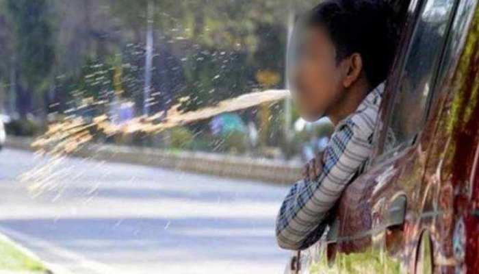 भारत में यहां हुआ पहली बार पान मसाला थूकने पर चालान, थूकते हुए CCTV में हुआ था कैद भारत में यहां हुआ पहली बार पान मसाला थूकने पर चालान, थूकते हुए CCTV में हुआ था कैद