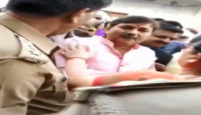 Video: मतदान के दौरान पुलिस अधिकारी को BJP नेता ने दी धमकी, बोले- तू मेरी हिट लिस्ट में है Video: मतदान के दौरान पुलिस अधिकारी को BJP नेता ने दी धमकी, बोले- तू मेरी हिट लिस्ट में है