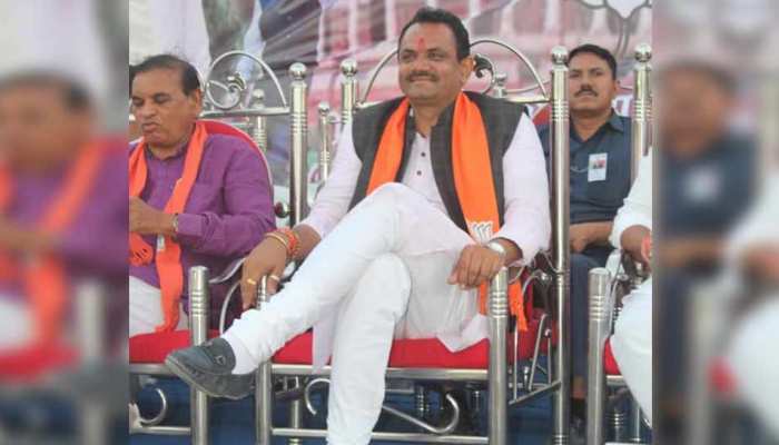 गुजरात BJP के प्रमुख जीतू वघानी के बिगड़े बोल, चुनाव आयोग ने लगाया 72 घंटे का बैन गुजरात BJP के प्रमुख जीतू वघानी के बिगड़े बोल, चुनाव आयोग ने लगाया 72 घंटे का बैन