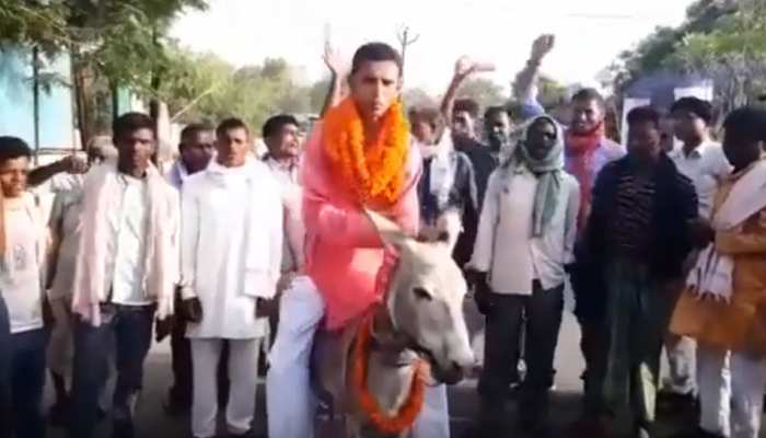 गदहे की सवारी कर नामांकन के लिए जाना प्रत्याशी को पड़ा महंगा, नामांकन भी हुआ रद्द गदहे की सवारी कर नामांकन के लिए जाना प्रत्याशी को पड़ा महंगा, नामांकन भी हुआ रद्द