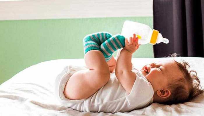 लाडले को प्लास्टिक की बोलत में पिलाती हैं दूध? तो पढ़ लीजिये यह खतरनाक सच लाडले को प्लास्टिक की बोलत में पिलाती हैं दूध? तो पढ़ लीजिये यह खतरनाक सच