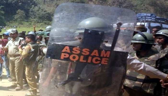 बंगाल : चुनावी ड्यूटी में तैनात जवान ने साथियों पर चलाईं 13 राउंड गोलियां, एक की मौत, दो घायल बंगाल : चुनावी ड्यूटी में तैनात जवान ने साथियों पर चलाईं 13 राउंड गोलियां, एक की मौत, दो घायल