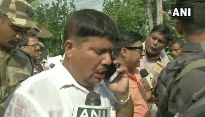 पश्चिम बंगालः BJP प्रत्याशी बोले-'TMC के कार्यकर्ताओं ने लोगों को वोट डालने से रोका, मुझपर भी किया हमला' पश्चिम बंगालः BJP प्रत्याशी बोले-'TMC के कार्यकर्ताओं ने लोगों को वोट डालने से रोका, मुझपर भी किया हमला'