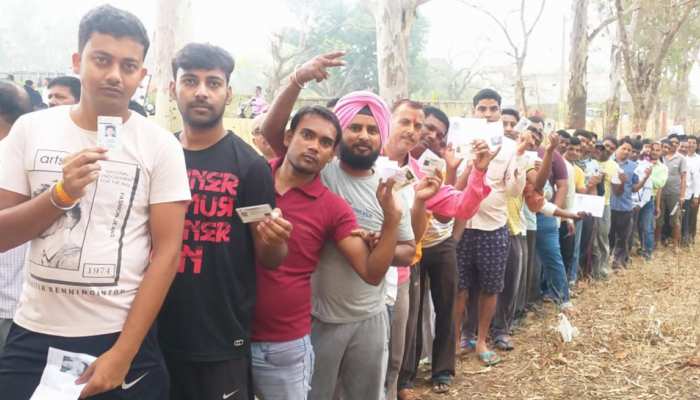लोकसभा चुनाव: 5 बजे तक बिहार में 52.96 फीसदी मतदान, मुजफ्फरपुर में अंतिम समय में वोटिंग हुई तेज लोकसभा चुनाव: 5 बजे तक बिहार में 52.96 फीसदी मतदान, मुजफ्फरपुर में अंतिम समय में वोटिंग हुई तेज
