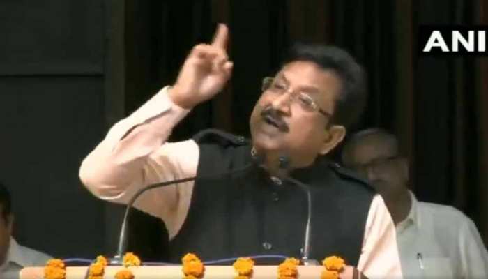 मतदान केंद्र के बाहर कांग्रेस नेता से जा भिड़े पूर्व मंत्री विजय शाह, पत्नी ने किया बीच-बचाव मतदान केंद्र के बाहर कांग्रेस नेता से जा भिड़े पूर्व मंत्री विजय शाह, पत्नी ने किया बीच-बचाव