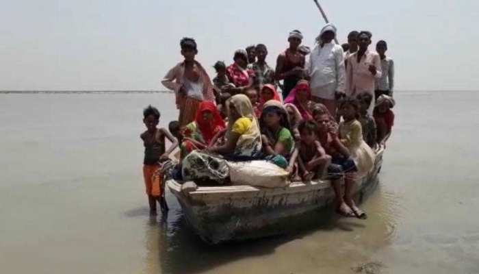 सीतापुर: दो नदियों को पार कर ग्रामीणों ने दिया वोट, लोकतंत्र को ऐसे किया सलाम सीतापुर: दो नदियों को पार कर ग्रामीणों ने दिया वोट, लोकतंत्र को ऐसे किया सलाम