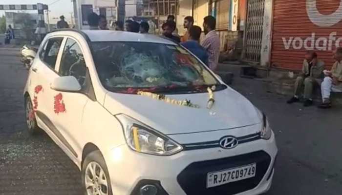 उदयपुर: दुल्हन अपहरण मामले में परिजनों ने पुलिस थाने डाला डेरा, गिरफ्तारी की मांग उदयपुर: दुल्हन अपहरण मामले में परिजनों ने पुलिस थाने डाला डेरा, गिरफ्तारी की मांग