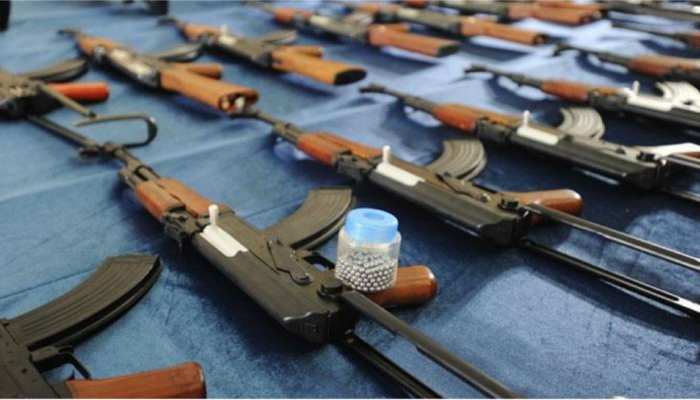 मुंगेर: पुलिस को मिली बड़ी सफलता, छापेमारी में हथियारों का जखीरा बरामद मुंगेर: पुलिस को मिली बड़ी सफलता, छापेमारी में हथियारों का जखीरा बरामद