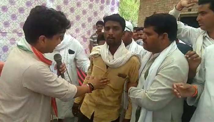 मध्य प्रदेश: किसान ने कर्जमाफी पर उठाए सवाल तो सिंधिया की सभा से किसान को भगाया मध्य प्रदेश: किसान ने कर्जमाफी पर उठाए सवाल तो सिंधिया की सभा से किसान को भगाया