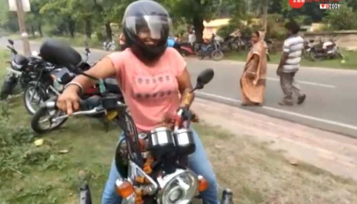 VIDEO: पहली बार वोट डालने की इतनी एक्साइटमेंट की नोएडा से बुलेट चलाकर धनबाद पहुंची लड़की VIDEO: पहली बार वोट डालने की इतनी एक्साइटमेंट की नोएडा से बुलेट चलाकर धनबाद पहुंची लड़की