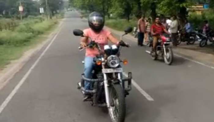 धनबाद की मतदाता ने कुछ इस अंदाज में दिया वोट कि लोगों ने कहा 'वाह' धनबाद की मतदाता ने कुछ इस अंदाज में दिया वोट कि लोगों ने कहा 'वाह'