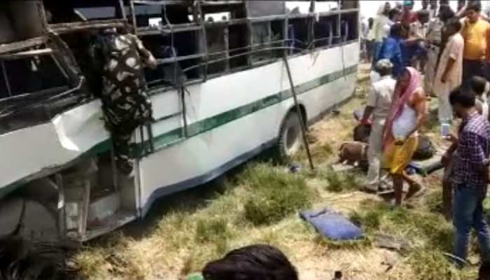 बिहारः सीवान में भीषण सड़क हादसा, यात्री बस पलटने से 7 लोगों की मौत बिहारः सीवान में भीषण सड़क हादसा, यात्री बस पलटने से 7 लोगों की मौत