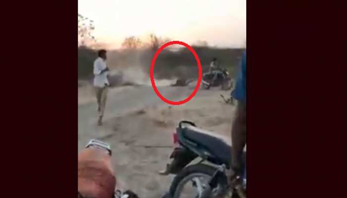 जूनागढ़ में जंगल के राजा को इस तरह किया जा रहा है परेशान, देखें VIDEO जूनागढ़ में जंगल के राजा को इस तरह किया जा रहा है परेशान, देखें VIDEO