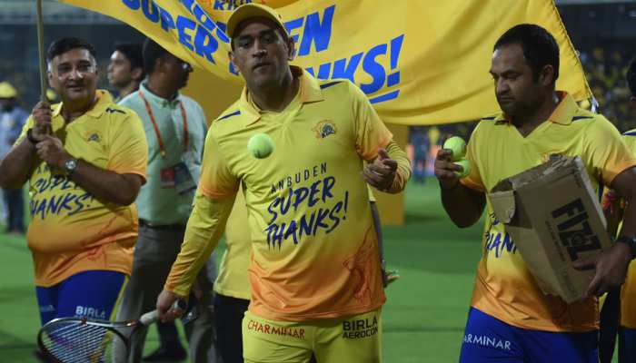 VIDEO: IPL में चेन्नई की हार के बाद भी धोनी के साथ हैं फैंस, ऐसे कर रहे हैं पूजा VIDEO: IPL में चेन्नई की हार के बाद भी धोनी के साथ हैं फैंस, ऐसे कर रहे हैं पूजा