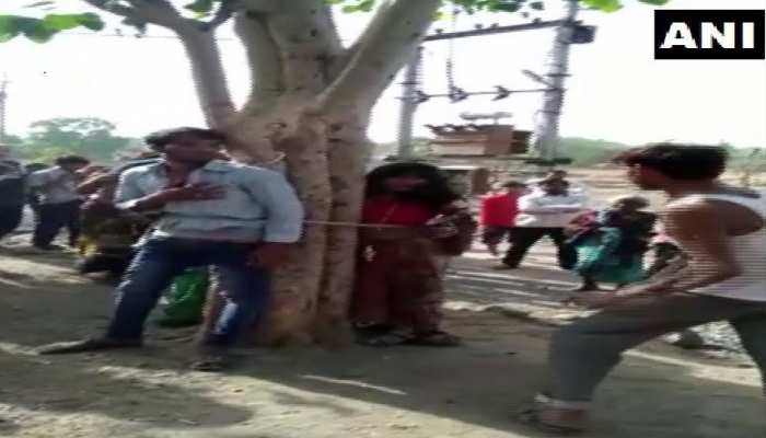 दूसरी शादी के लिए पति को छोड़ गई थी पत्नी... पहले पति ने बुलाया और पेड़ पर बांधकर की पिटाई दूसरी शादी के लिए पति को छोड़ गई थी पत्नी... पहले पति ने बुलाया और पेड़ पर बांधकर की पिटाई