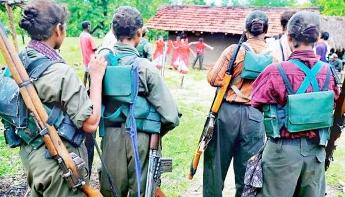 इटापल्ली में नक्सलियों ने लगाए बैनर, गढ़चिरौली में रविवार को किया ‘बंद’ का आह्वान इटापल्ली में नक्सलियों ने लगाए बैनर, गढ़चिरौली में रविवार को किया ‘बंद’ का आह्वान