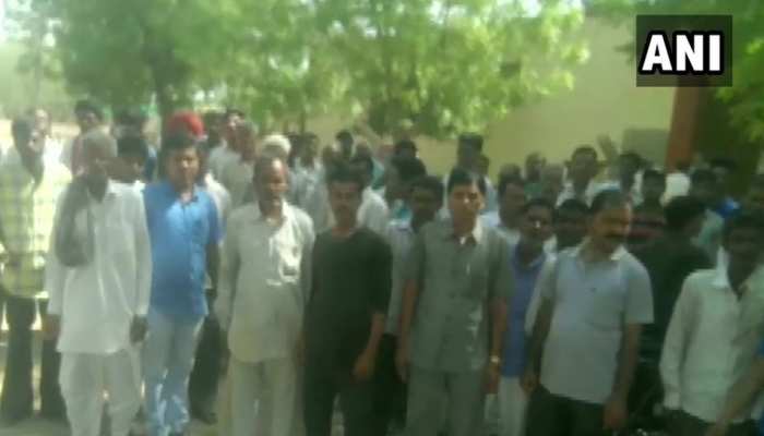 बीकानेर में दलित दूल्हे को घोड़ी से उतारने के मामले ने पकड़ा तूल, हुआ विरोध प्रदर्शन बीकानेर में दलित दूल्हे को घोड़ी से उतारने के मामले ने पकड़ा तूल, हुआ विरोध प्रदर्शन