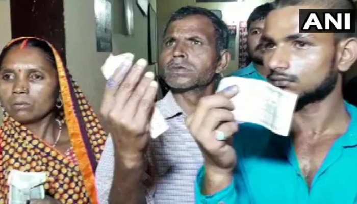 UP: वोटिंग से एक दिन पहले जबरन लगाई स्याही, दिए 500 रुपए और कहा, 'किसी को बताना मत' UP: वोटिंग से एक दिन पहले जबरन लगाई स्याही, दिए 500 रुपए और कहा, 'किसी को बताना मत'