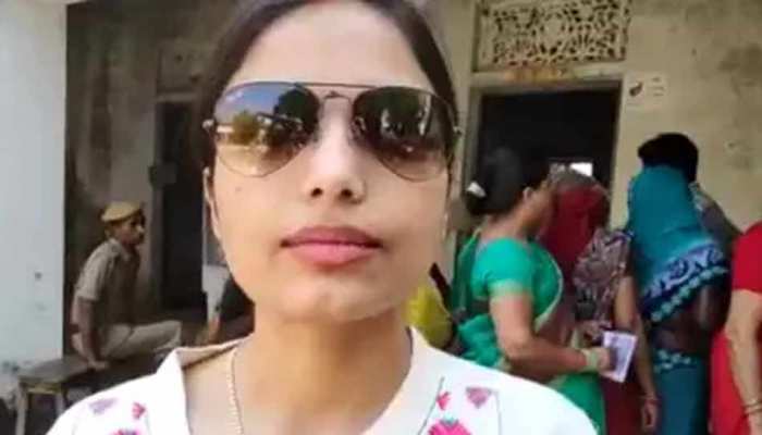 मऊ: वोटिंग के लिए स्वीडन से भारत पहुंची प्रिया, बोली- 'देश के उज्जवल भविष्य के लिए डाला वोट' मऊ: वोटिंग के लिए स्वीडन से भारत पहुंची प्रिया, बोली- 'देश के उज्जवल भविष्य के लिए डाला वोट'