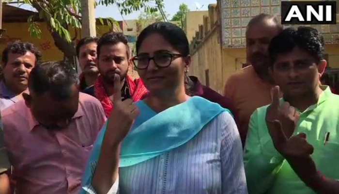 वोट देने के बाद बोलीं अनुप्रिया, 'NDA को मिलगा बहुमत, PM मोदी फिर बनेंगे प्रधानमंत्री' वोट देने के बाद बोलीं अनुप्रिया, 'NDA को मिलगा बहुमत, PM मोदी फिर बनेंगे प्रधानमंत्री'