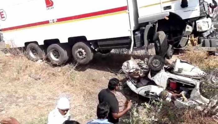 महाराष्ट्र: भीषण सड़क हादसे में अनियंत्रित ट्रक ने रौंद दी 13 जिंदगियां, 3 अन्य घायल महाराष्ट्र: भीषण सड़क हादसे में अनियंत्रित ट्रक ने रौंद दी 13 जिंदगियां, 3 अन्य घायल