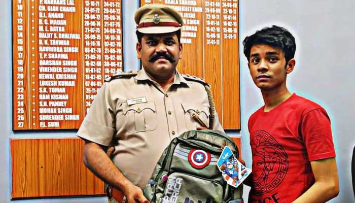 गरीब छात्र ने 10वीं में हासिल किए 70% अंक, दिल्ली पुलिस के SHO उठाएंगे पढ़ाई का खर्चा गरीब छात्र ने 10वीं में हासिल किए 70% अंक, दिल्ली पुलिस के SHO उठाएंगे पढ़ाई का खर्चा