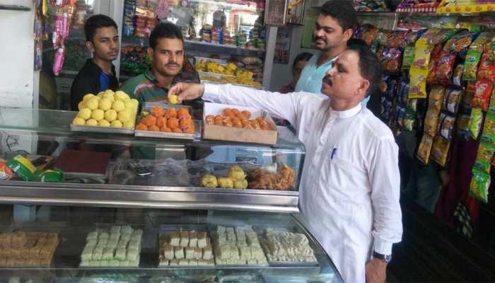 मुंबई में क्यों हो रही है मिठाइयों की कमी, गायब हो रहे है गेंदे के फूल, जानें क्या है मामला मुंबई में क्यों हो रही है मिठाइयों की कमी, गायब हो रहे है गेंदे के फूल, जानें क्या है मामला