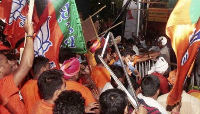 पश्चिम बंगाल: कूच बिहार में TMC-बीजेपी कार्यकर्ताओं में झड़प, दुकान में लगाई आग पश्चिम बंगाल: कूच बिहार में TMC-बीजेपी कार्यकर्ताओं में झड़प, दुकान में लगाई आग
