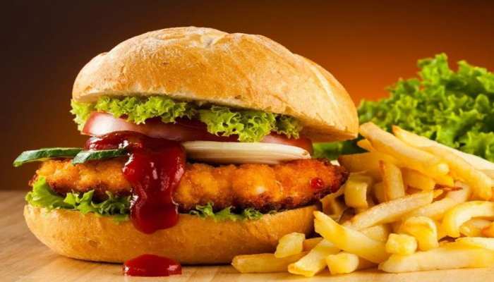 दोस्तों के साथ खा रहा था बर्गर, गले से निकलने लगा खून, अस्पताल गया तो थमा दिया लंबा-चौड़ा बिल दोस्तों के साथ खा रहा था बर्गर, गले से निकलने लगा खून, अस्पताल गया तो थमा दिया लंबा-चौड़ा बिल