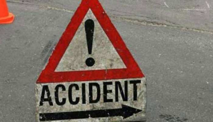 कौशांबी में दर्दनाक हादसा, एक ही परिवार के 4 लोगों को जीप ने कुचला, 2 की मौत कौशांबी में दर्दनाक हादसा, एक ही परिवार के 4 लोगों को जीप ने कुचला, 2 की मौत