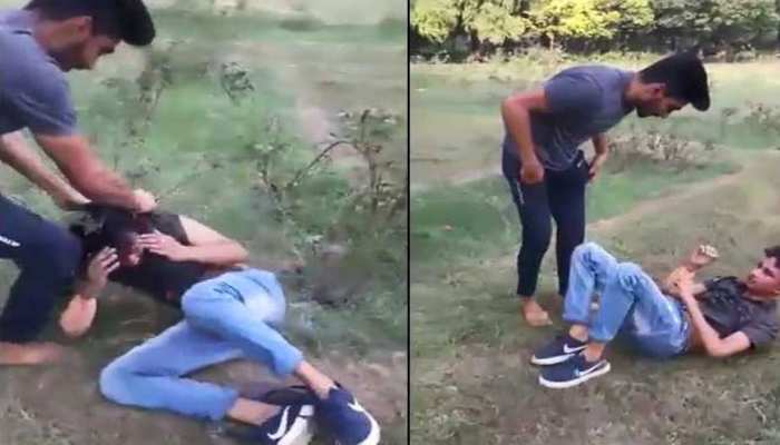 मेरठ में दरोगा बिगड़ैल बेटे की गुंडागर्दी, युवक को पीटा, वीडियो वायरल मेरठ में दरोगा बिगड़ैल बेटे की गुंडागर्दी, युवक को पीटा, वीडियो वायरल