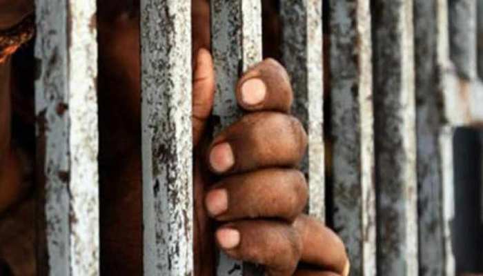 मथुरा: रेलवे में नौकरी के नाम पर करते थे ठगी, पुलिस ने किया गिरोह का पर्दाफाश मथुरा: रेलवे में नौकरी के नाम पर करते थे ठगी, पुलिस ने किया गिरोह का पर्दाफाश