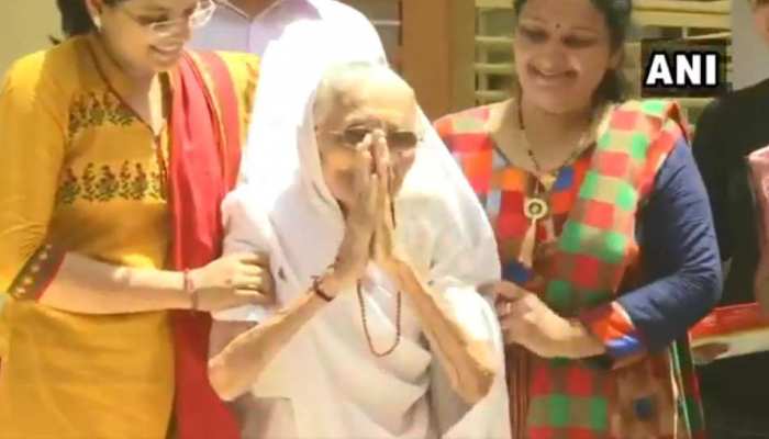 बेटे को जीतता देख खुश हुईं PM मोदी की मां, हाथ जोड़कर किया अभिवादन बेटे को जीतता देख खुश हुईं PM मोदी की मां, हाथ जोड़कर किया अभिवादन