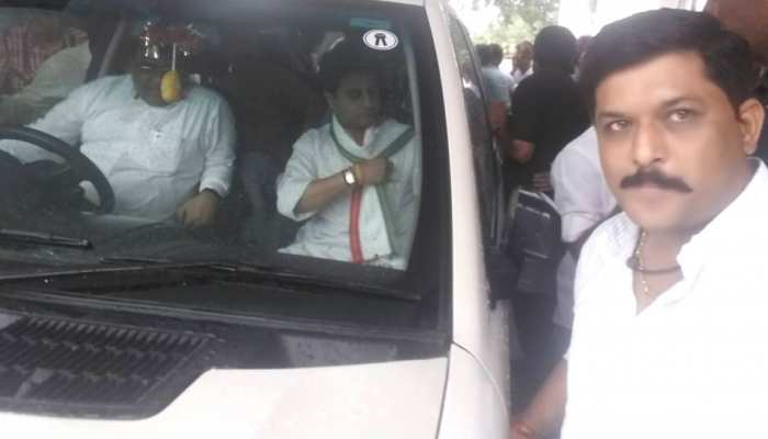 कभी श्रीमंत के साथ सेल्फी के लिए दौड़ते थे आगे-पीछे, उसी केपी ने दिया जिंदगीभर सालने वाला दर्द कभी श्रीमंत के साथ सेल्फी के लिए दौड़ते थे आगे-पीछे, उसी केपी ने दिया जिंदगीभर सालने वाला दर्द