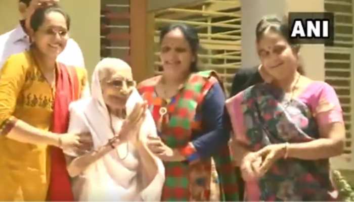 VIDEO: PM मोदी की मां को देखते ही लगे 'हर-हर मोदी, घर-घर मोदी के नारे' देखिए हीराबेन किया दिया रिएक्शन VIDEO: PM मोदी की मां को देखते ही लगे 'हर-हर मोदी, घर-घर मोदी के नारे' देखिए हीराबेन किया दिया रिएक्शन