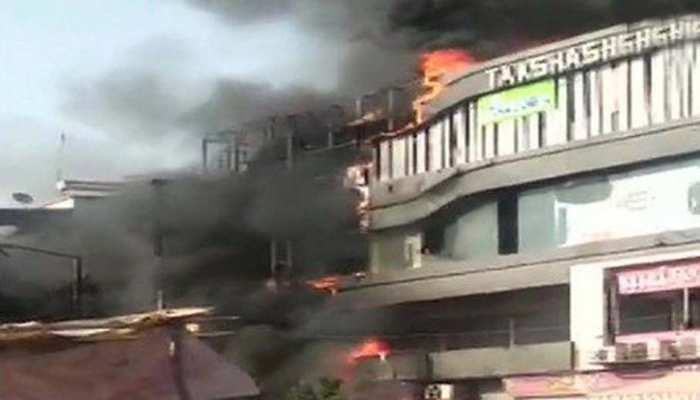VIDEO: सूरत के कोचिंग सेंटर में लगी आग, जान बचाने के लिए इमारत से कूदे छात्र, 20 की मौत VIDEO: सूरत के कोचिंग सेंटर में लगी आग, जान बचाने के लिए इमारत से कूदे छात्र, 20 की मौत