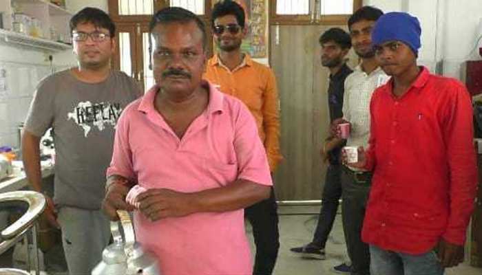 पीएम मोदी के दोबारा जीतने पर चायवाले ने लोगों को पूरे दिन फ्री में पिलाई चाय पीएम मोदी के दोबारा जीतने पर चायवाले ने लोगों को पूरे दिन फ्री में पिलाई चाय