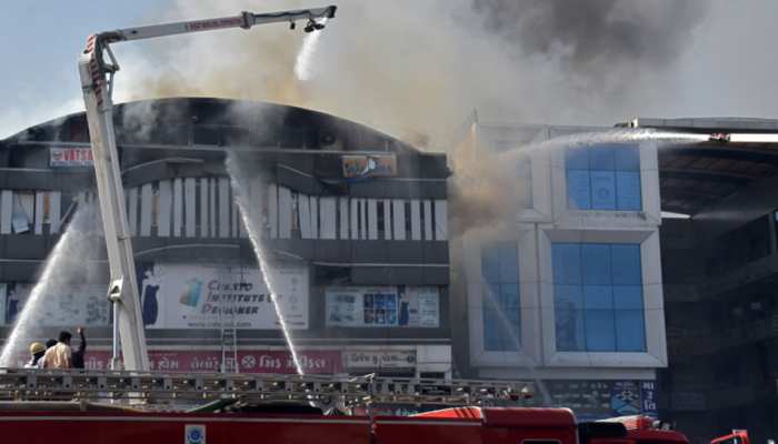 सूरत में आग से मरने वालों की संख्या 23 हुई, 2 छात्र वेंटिलेटर पर सूरत में आग से मरने वालों की संख्या 23 हुई, 2 छात्र वेंटिलेटर पर