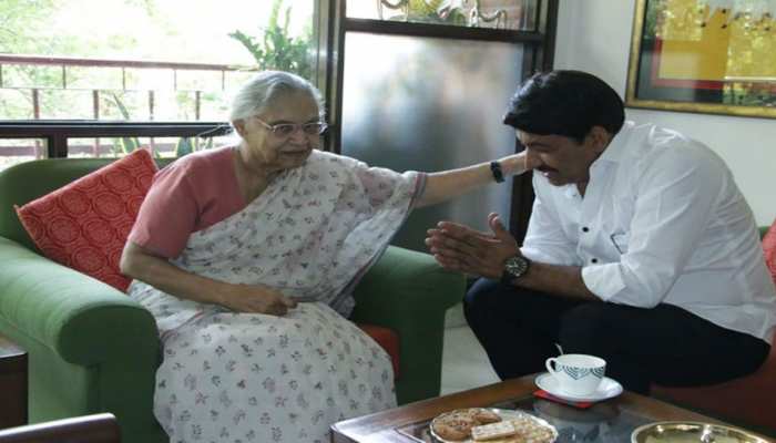 लोकसभा चुनाव में शीला दीक्षित को हराने वाले मनोज तिवारी पहुंचे उनसे मिलने, लिया आशीर्वाद लोकसभा चुनाव में शीला दीक्षित को हराने वाले मनोज तिवारी पहुंचे उनसे मिलने, लिया आशीर्वाद