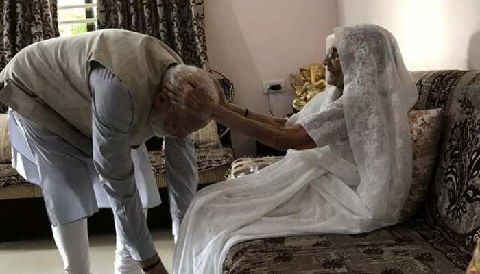पीएम मोदी आज शाम 5 बजे पहुंचेंगे अहमदाबाद, मां हीराबेन से घर जाकर लेंगे आशीर्वाद पीएम मोदी आज शाम 5 बजे पहुंचेंगे अहमदाबाद, मां हीराबेन से घर जाकर लेंगे आशीर्वाद